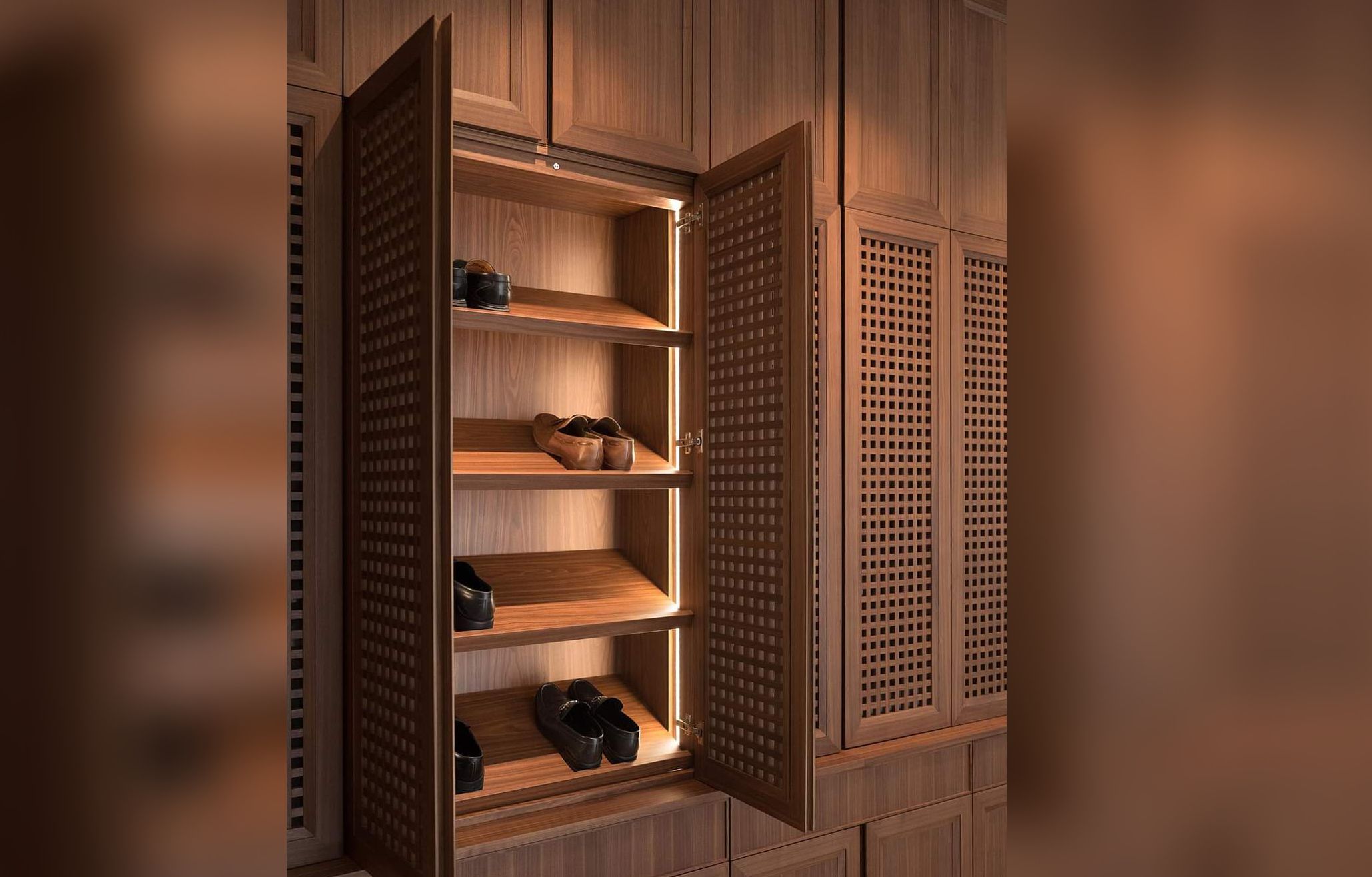 Design Interior Rak Sepatu modern di Cibubur, bahan Hpl Wood , light warm warna Coklat tua mewah di Cibubur � Jakarta timur